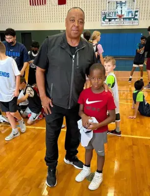 Cik garš ir Spuds Vebs? Bijušais NBA spēlētājs savulaik nopelnīja fanu titulu “Īsais karalis”