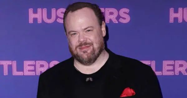 Aktorius, kuris vaidino „Buzz McCallister“ „Namuose vienas“, atrodo neatpažįstamas po 32 metų