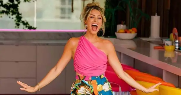 Was ist Arielle Vandenbergs Vermögen? 'Love Island' Host spielte in 'Wie ich deine Mutter traf