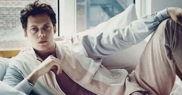 Jaka jest wartość netto Billa Skarsgard? Ołów „Clark” odcisnął piętno jako klaun