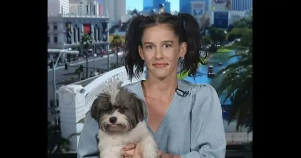 Anna Dugan : 승무원을 학대하기 위해 비행기를 쫓아 낸 개를 가진 여자는 그녀가 '시원하게 잃어버린'것을 인정합니다