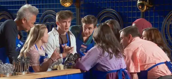 'Masterchef: Generations' sesong 14 -stjerne Becca Gibbs team blå i varmt vann for biffkatastrofe