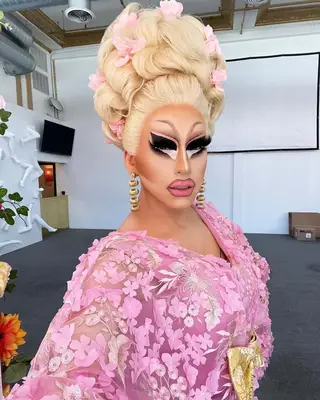 Patrimônio líquido de Trixie Mattel: 'rhoslc' as estrelas ficam no ganho da drag queen's Lavish $ 500 por noturno Palm Springs Motel