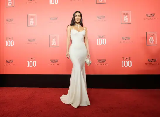 Wie groß ist Kim Kardashian? Im Gegensatz zu ihrer hoch aufragenden Online -Person ist der Skims -Gründer ziemlich zierlich