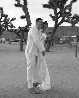 Hvem er mannen til Alanna Gold? 'Selling Sunset' sesong 8 agent bandt knuten til BFF i en intim seremoni