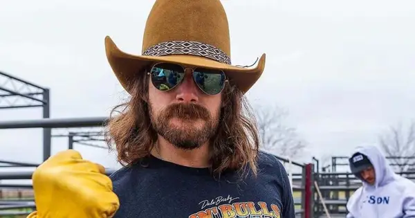 La valeur nette de Dale Brisby: `` Comment être un cow-boy '' gagne 100 $ sur la chaîne YouTube