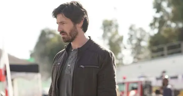 “La Brea” pilna dalībnieku saraksts: Iepazīstieties ar Eoin Macken un citām NBC Sci-Fi sērijas zvaigznēm