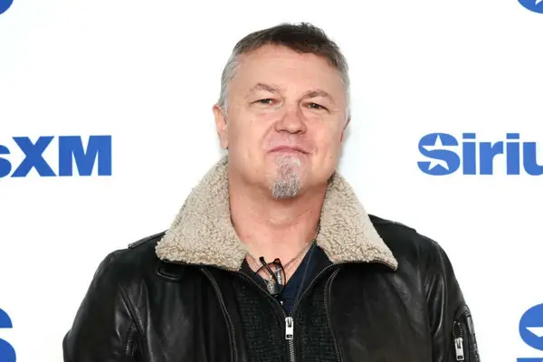 Kas buvo Nessy „The Masked Singer“? Pasirodo, jis yra ikoniškas 90 -ųjų dainininkas, kurio teisėjai niekada nesitikėjo