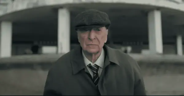 Hvad er Michael Caine's nettoværdi? 'The Dark Knight' -stjernen steg til succes fra at være en penniløs kamp i begyndelsen af ​​30'erne