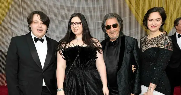 Hvem er Anton Pacino? Et kig på Al Pacinos yngste barns liv som 83-årig er klar til at byde sit 4. barn velkommen