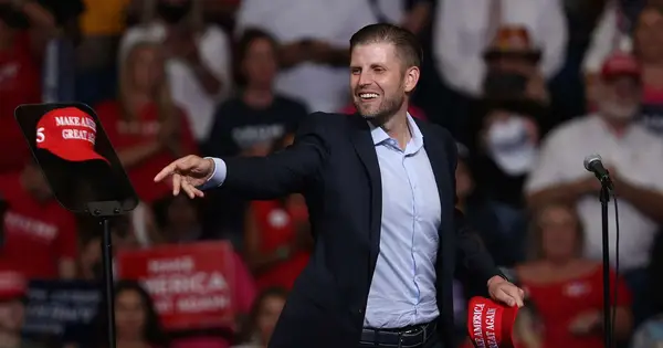 Wie groß ist Eric Trump? Der Sohn des ehemaligen Präsidenten ist zwei Zentimeter größer als er