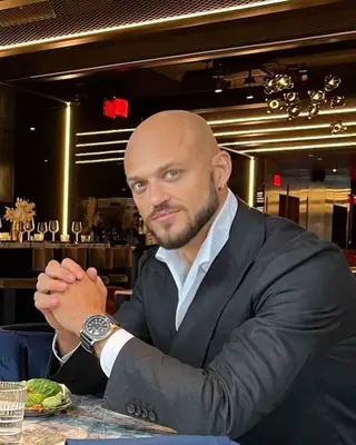 Chi è il Nilo Lundgren? L'agente Possedere Manhattan ospita il podcast immobiliare Il broker che non dorme mai