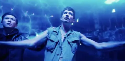 Justin H. Min as Ben Hargreeves and Robert Sheehan as Klaus Hargreeves in Season 1, Episode 10 of 