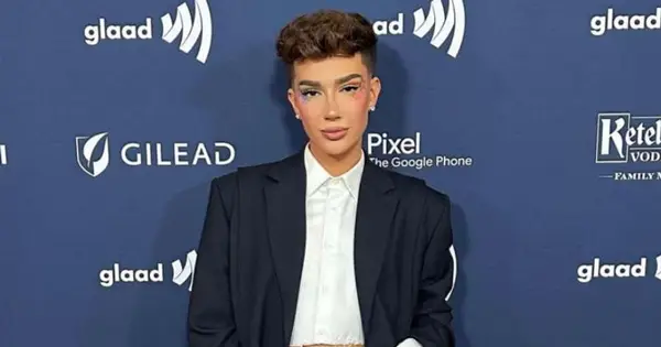 Wie groß ist James Charles? Beauty Influencer einmal mit einem 7 Fuß hohen Mann zusammengeschlossen
