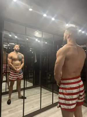 Janine Tate: Andrew Tate kartą teigė nepatenkintas savo sesers „žemu IQ“ ir feministiniais bruožais