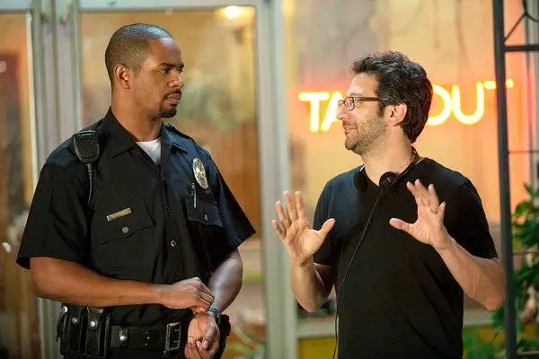 루크 그린필드가 코미디 이복형제의 포커스 장편 연출을 맡았습니다