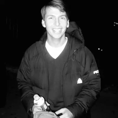 Jack McBrayer의 순자산은 무엇입니까? 코미디언과 배우는 HGTV의 'Zillow Gone Wild'에서 '이상한'집을 탐험합니다