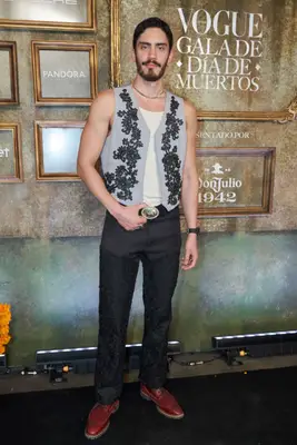 Iván Amozurrutia stars in the Netflix series 