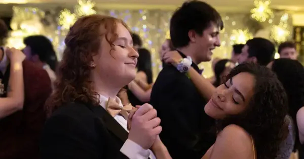 'Prom Dates': Hulu의 롬콤 드라마에서 누가 연주하는 사람에 대한 캐스트 및 캐릭터 가이드