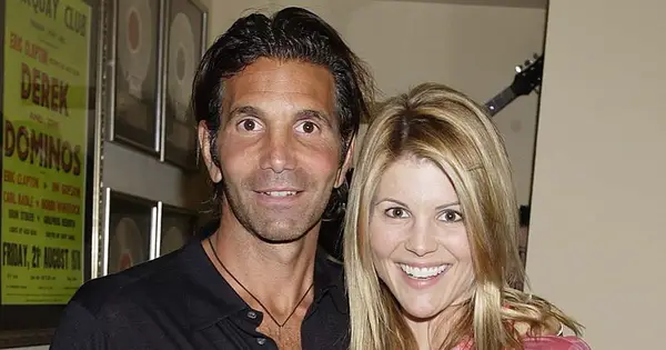 Kas yra Lori Loughlin ir Mossimo Giannulli grynoji vertė? Štai kodėl jie sumažėjo nuo 28 mln. USD dvaro iki 9,5 mln. USD namų