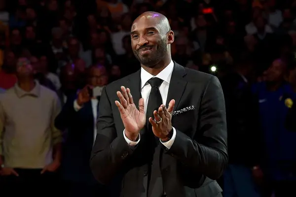 Kobe Bryant a cessé de donner de l'argent à ses deux sœurs car il pensait que cela `` les retenir '