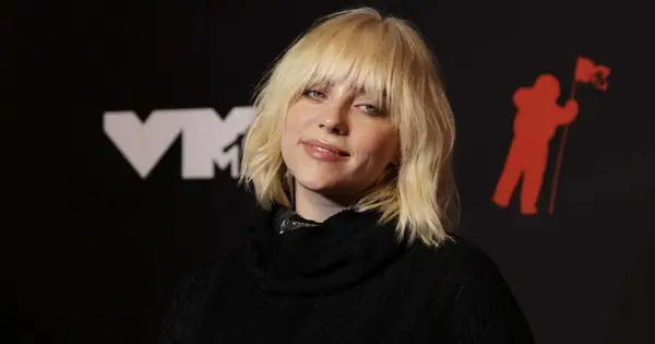 Billie Eilishs Topless -Post für die raunchige Anzeige von Debütduftlinien wird viral