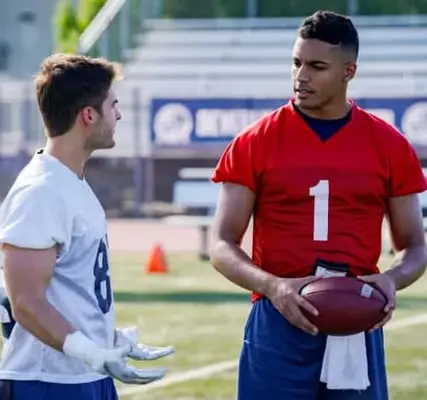 'All American'시즌 2 에피소드 10 리뷰 : 인종 차별, 관계 고민 및 총알 샷