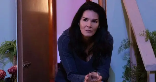 'Buried in Barstow' Review: Angie Harmon schouders een saaie moeder-dochter thriller