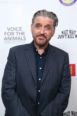 Craig Ferguson erzählt Alison Brie, der sich im bizarren Interviewmoment nicht vorwärts lehnt: Das könnte sein ...