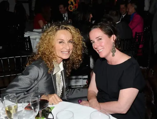 La familia de Kate Spade está disgustada por los comentarios de la hermana 'Reta Saffo de' separado 'sobre la muerte del diseñador