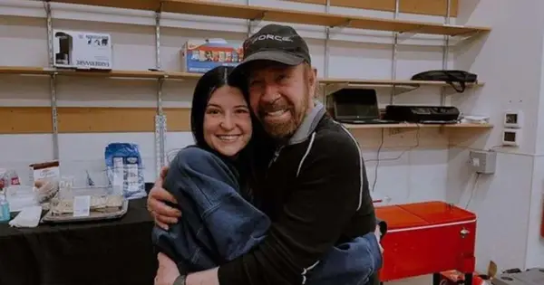 チャック・ノリスは今どこにいますか？レジェンドの孫娘グレタは、ファンが喜ぶにつれて心温まるスナップを共有しています