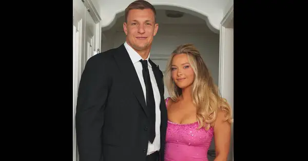 Rob Gronkowski is taller than girlfriend Camille Kostek (gronk/ Instagram)