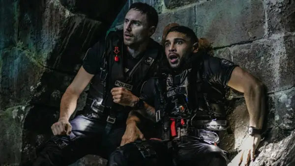 '파리 아래'리뷰 : Netflix의 불길한 및 냉담한 상어 영화는 장르의 최고 중 하나 일 수 있습니다