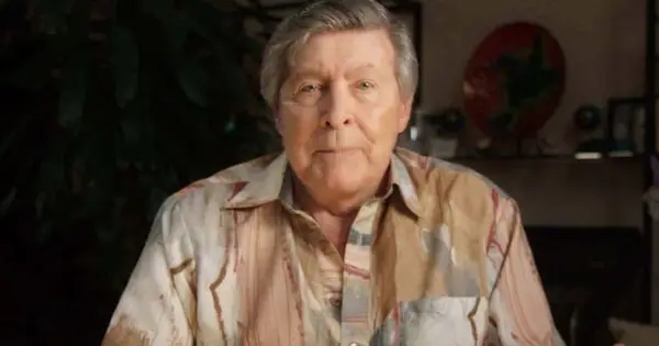 Was ist Johnny Gilberts Vermögen? 'Gefahr!' Ansager sagt Ein Teil von mir, der gegangen ist mit Alex Trebek