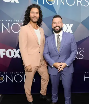 Co je čisté jmění Dan a Shay? Vstupenky koncertu „The Voice“ Season 25 Coaches '' Heartbreak on a Map 