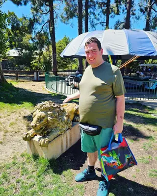 Wer ist David Isaacman? Das Theaterkenntnis von Love on the Spectrum -Star hat ihm das Theaterkompetenz von Staffel 2 in Netflix 'atypical' geholfen