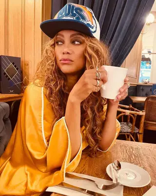 Quina altura té Tyra Banks? Supermodel Towers Over TV Host Katie Couric en una foto de comparació hilarosa