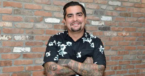 Was ist Aaron Sanchez 'Vermögen? 'MasterChef' Richter bietet angehörende Latina -Köche Stipendien an