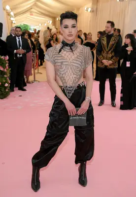 James Charles betäubt sich in ausgeschnittenem Outfit und wunderschönem Augen Make-up bei Coachella