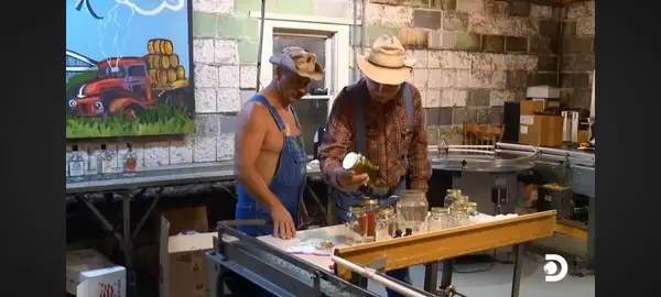 ¿Cuánto ganan los miembros del reparto de 'Moonshiners'? Discovery Stars Stars brilla con fuertes cheques de pago