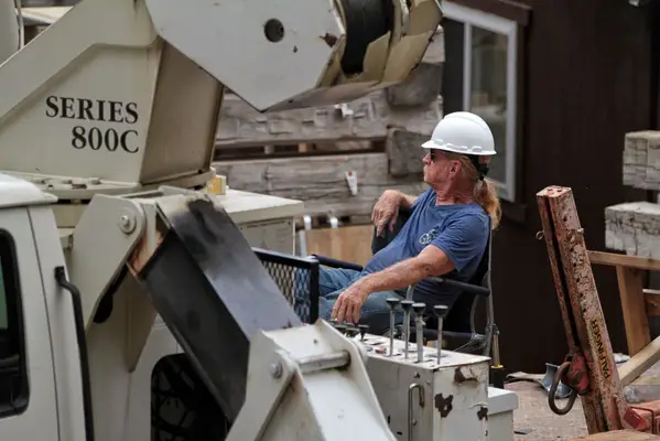 Co się stało z Johnny Jett z „Barnwood Builders”? Fani zaniepokojeni jako wątpliwy nekrolog „Johnny Jett” w Internecie Sparks Death Mistyfika