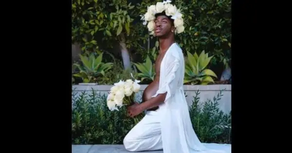 Lil Nas X incinta con Montero, posa in un falso bump per rivelare la data di scadenza dell'album