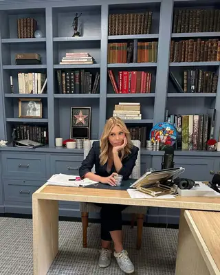 Vad är Cheryl Hines nettovärde? Jag kan se din röst säsong 3 domare är rikaste paneldeltagare på Fox Show