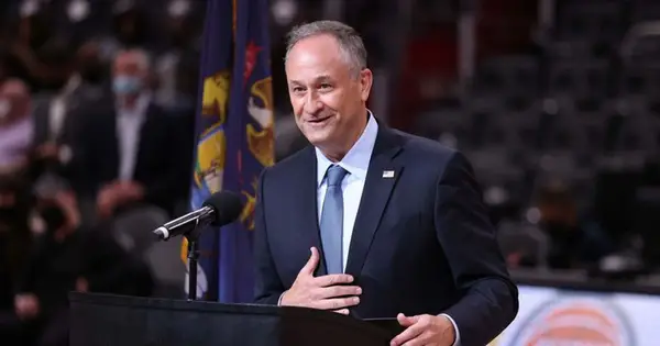 Qual è il patrimonio netto di Doug Emhoff? Second Gentleman Rocks All-Black Outfit per passeggiata