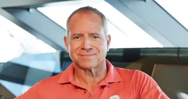 Hvad er Glenn Shephards nettoværdi? Et kig på 'Under Deck Sailing Yacht' Star's løn og kærlighed til rejser