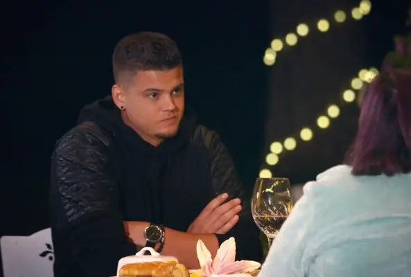 Teen Mom ​​-Star Tyler Baltierra, trollte für Weird und Falsche Körperproportionen auf Instagram -Foto