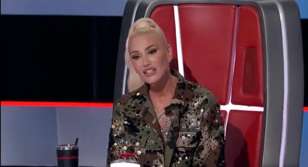 'The Voice' -Trainer Gwen Stefani sieht sich während des Finale -Duetts einer Garderobenstörung gegenüber