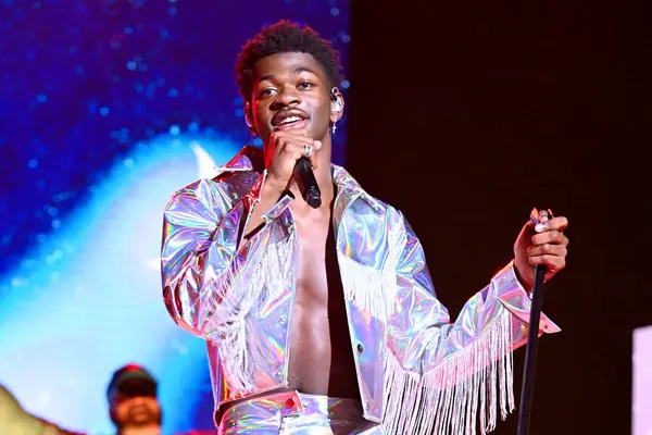 Wie groß ist Lil Nas X? Montero Rapper wurde einmal beschuldigt, seine Sexualität vorgeschrieben zu haben
