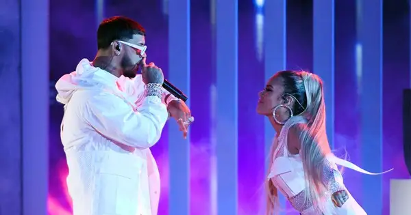 Karol G sloeg voor een ongevoelige post op race, fans zeggen dat ze verloofde Anuel Aa verdient omdat ze aanstootgevend is