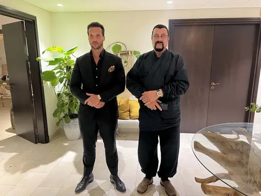 Tristan Tate posing with American actor Steven Seagal (6 feet 4 inches) (tatethetalisman/Twitter)
